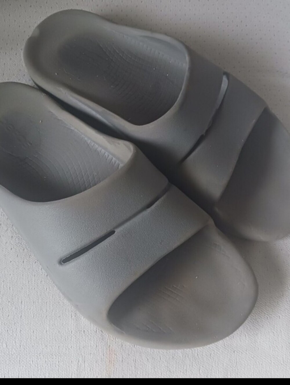 OOFOS Men's Slide Sandals in Black/Gray - Comfortable Casual Slip-Ons